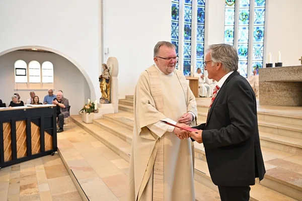 Prälat Michael H.F. Brock erhält das Ehrenzeichen der Stiftung Liebenau.