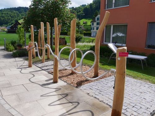 Sportgeräte im Garten Liebenau Schweiz gAG