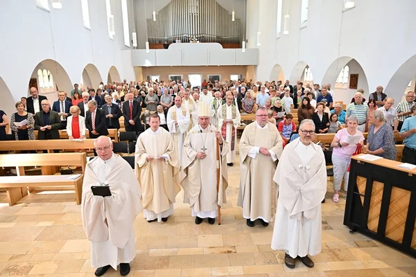 Bei einem festlichen Gottesdienst hat die Stiftung Liebenau ihren langjährigen Vorstand Prälat Michael H.F. Brock verabschiedet. Bei einem festlichen Gottesdienst hat die Stiftung Liebenau ihren langjährigen Vorstand Prälat Michael H.F. Brock verabschiedet.